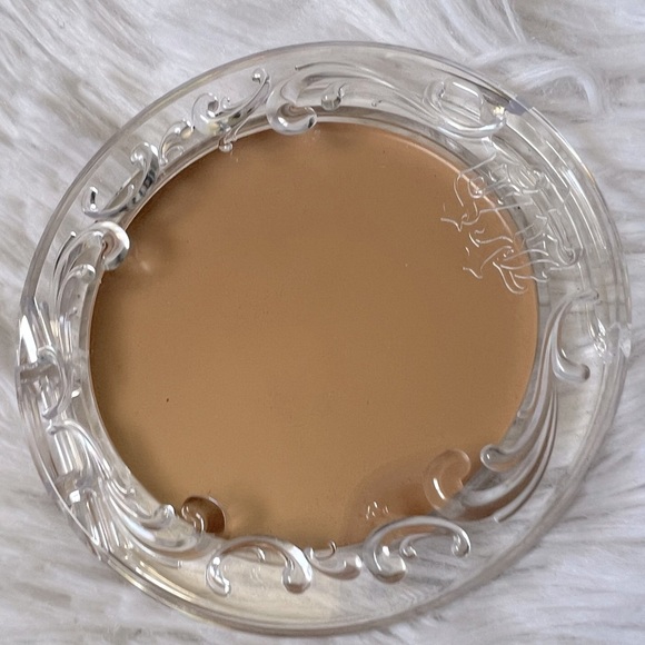KVD Good Apple Lightweight Foundation shade 042 medium with warm undertones - Picture 8 of 9
